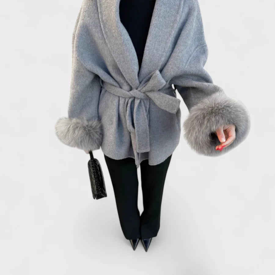 ELORA – ABRIGO ELEGANTE CON DETALLES DE PIEL