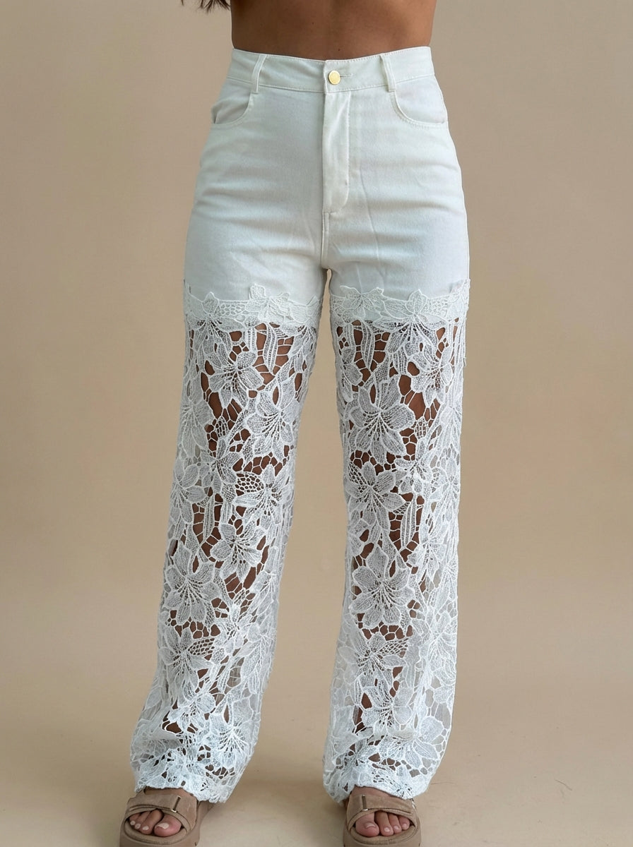 AURORA | Jeans elegantes con encaje floral
