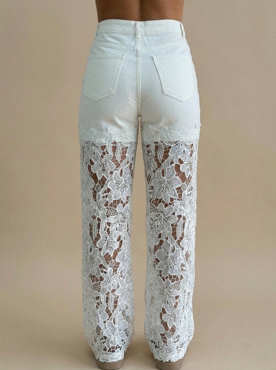 AURORA | Jeans elegantes con encaje floral