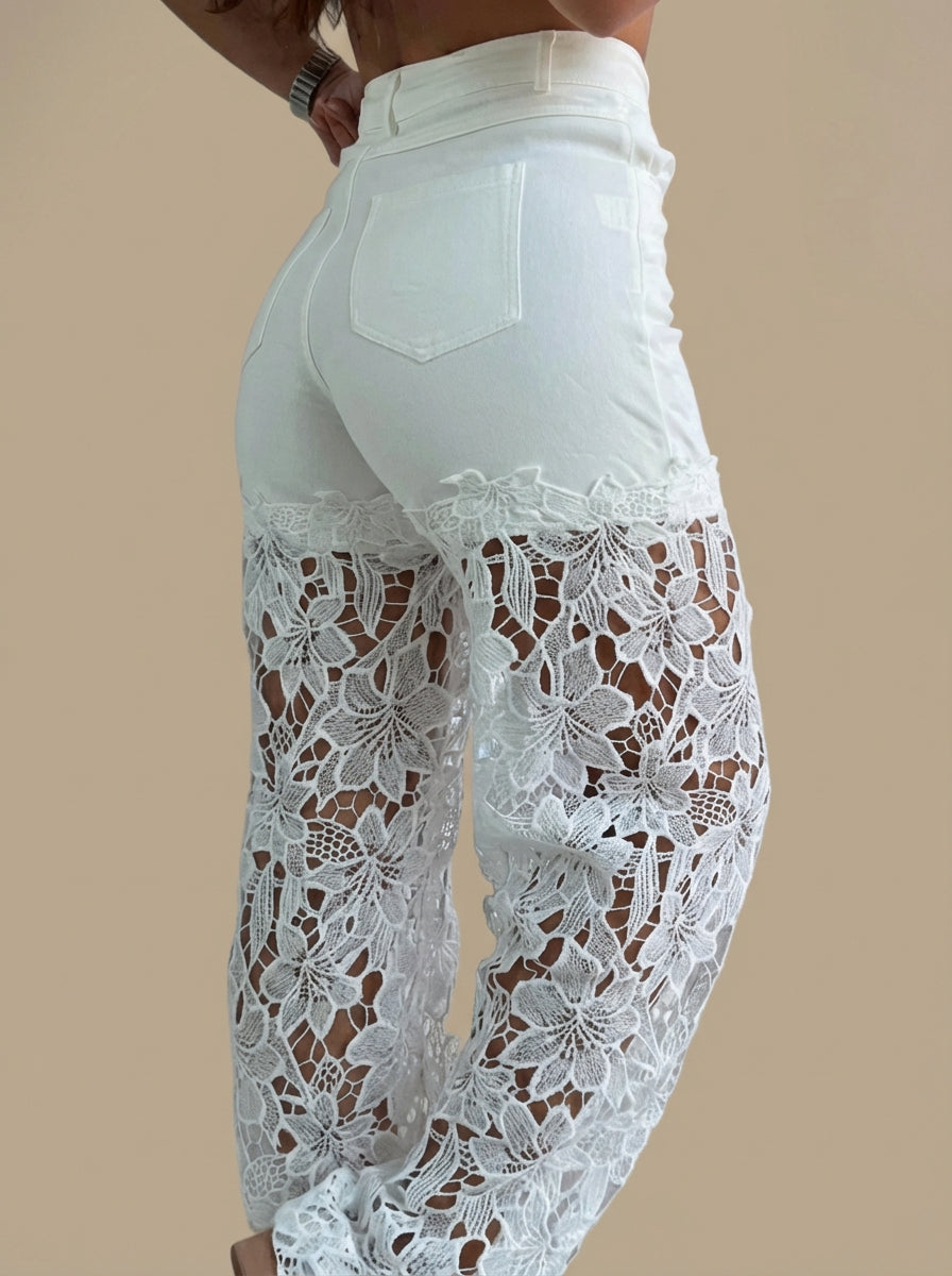 AURORA | Jeans elegantes con encaje floral